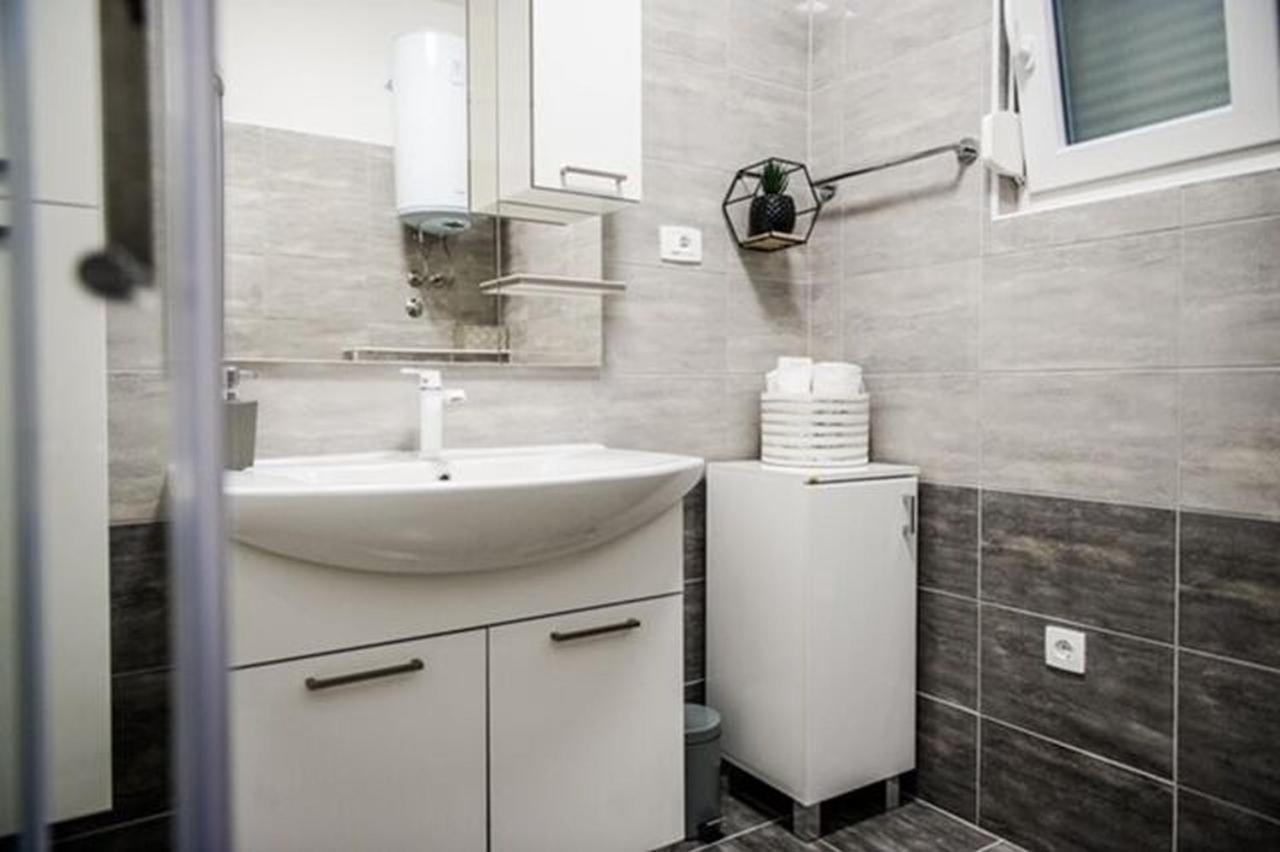Apartments Zdeslav 罗戈兹尼察 外观 照片