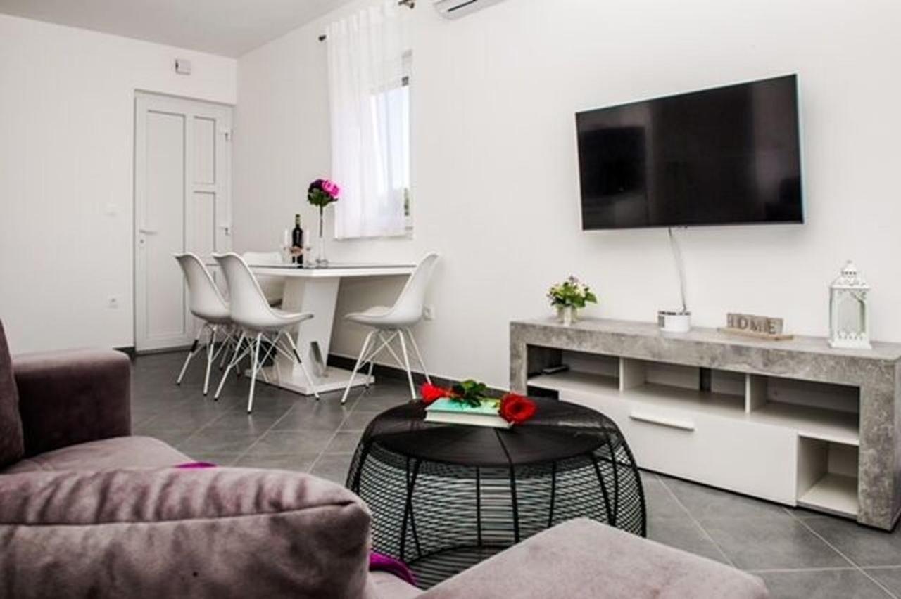 Apartments Zdeslav 罗戈兹尼察 外观 照片
